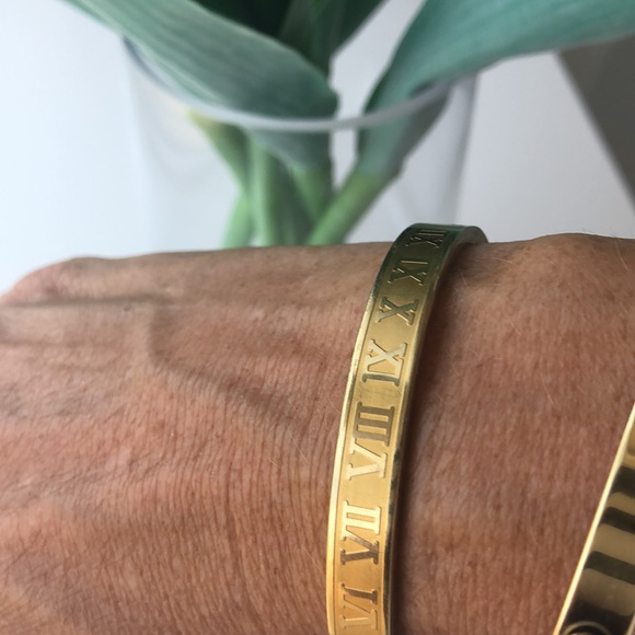 Gold tone Roman numeral bracelet - Picture 7 of 13